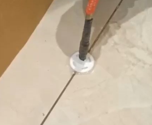 毕节瓷砖空鼓维修公司专业解答瓷砖在铺贴过程中，如果没有涂抹均匀到位的粘结材料（如水泥砂浆或瓷砖胶），可能会导致以下问题