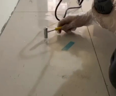 毕节瓷砖开裂维修公司专业分享瓷砖在铺贴前如果没有沥干水分，将会导致以下问题